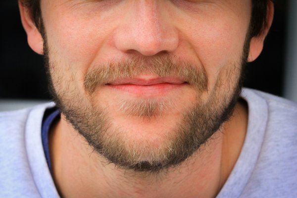 Astuces de maquillage pour hommes : comment cacher les imperfections